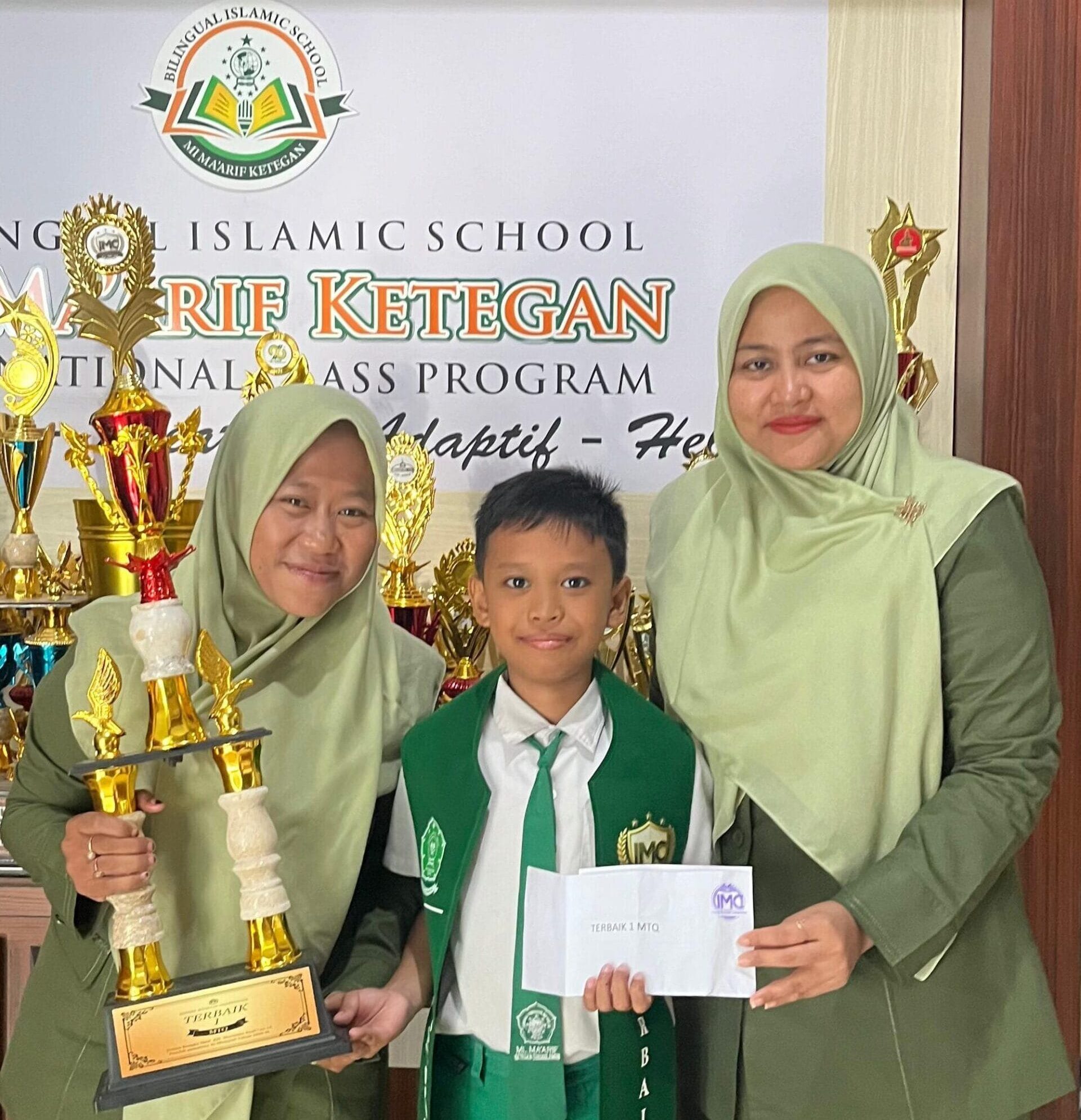 Azzam dengan pembina serta Kepala Madrasah