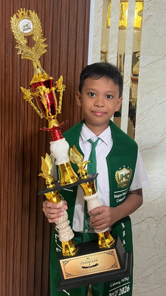 Ananda Azzam memegang trofi juara