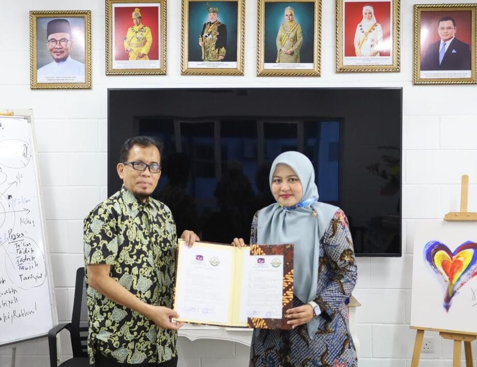 Kepala MI Ma'arif Ketegan bersama Dean of Education dari ISSA