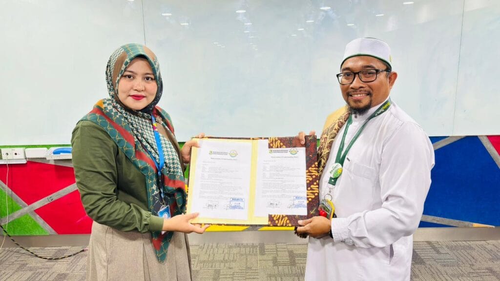 Kepala MI Ma'arif Ketegan bersama Brainy Bunch International Islamic Montessori's  Principal 